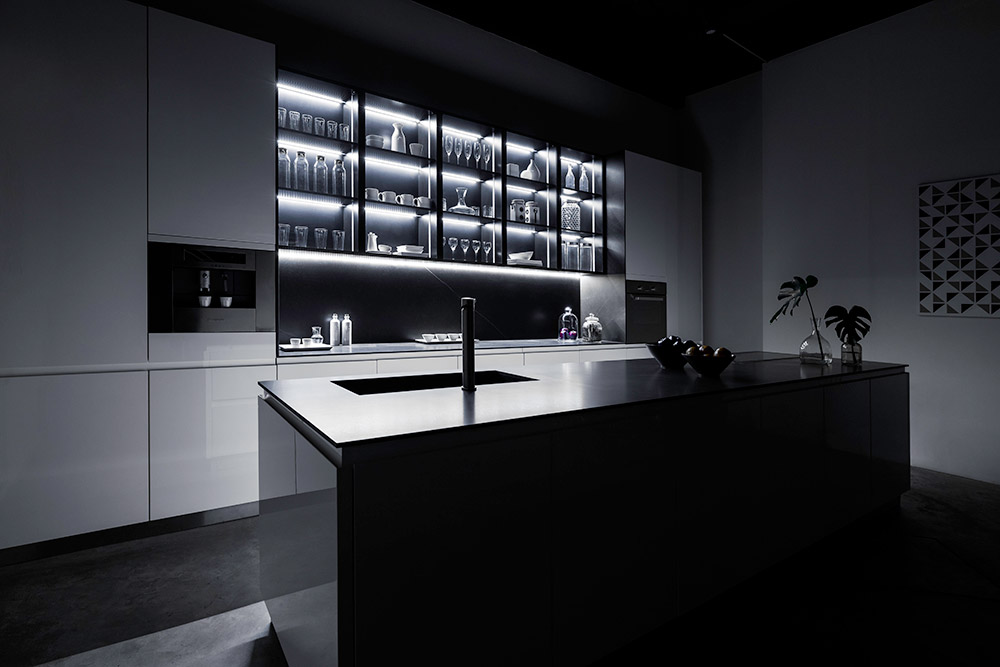 Diseño de cocina con cristaleros con iluminación automatizada
