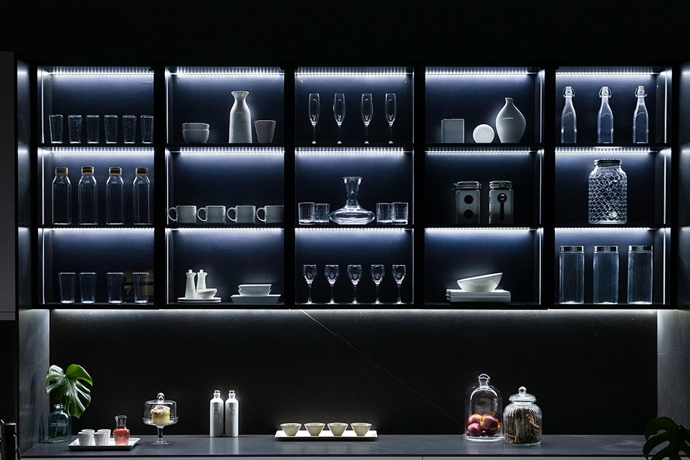 Muebles de cocina color negro con iluminación de tiras led