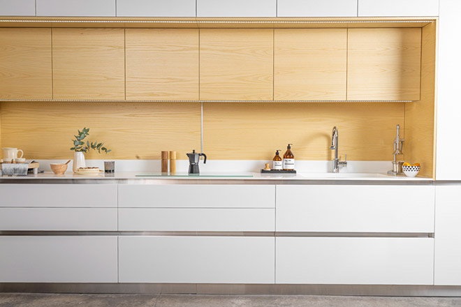 Diseño de cocina moderna blanca de madera linea Zen